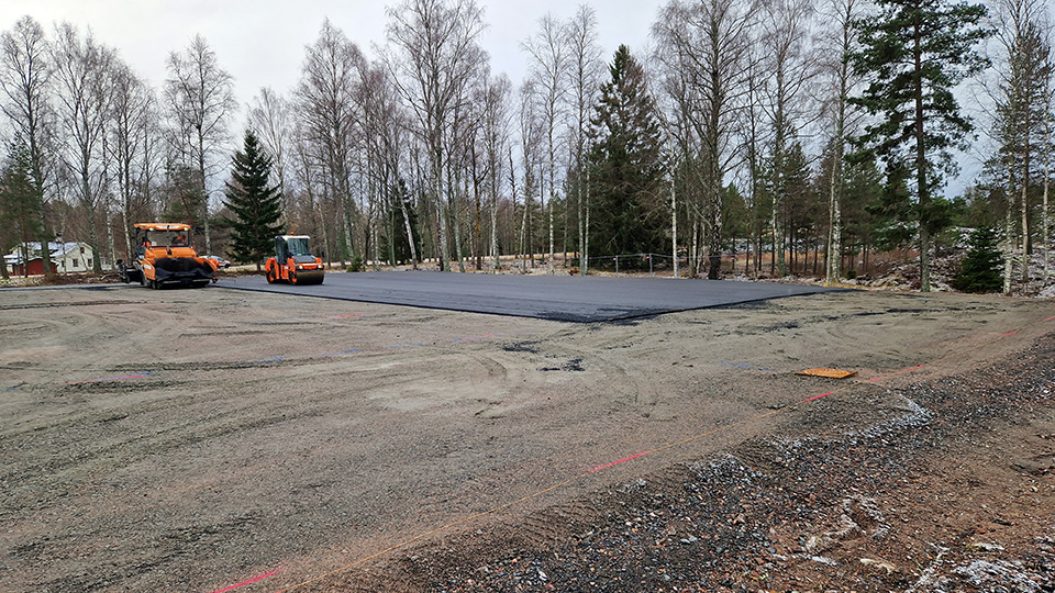 Asfalt läggs på bussparkeringen Sala Silvergruva